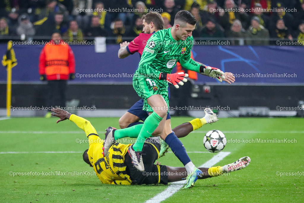 UCL11122401043 | 11.12.2024, UEFA Champions League, Borussia Dortmund - FC Barcelona, 8. Spieltag, Signal Iduna Park, Saison 2024 2025: Inaki Pena (Barca #13) verteidigt das Tor gegen den Angriff von Serhou Guirassy (BVB #9)