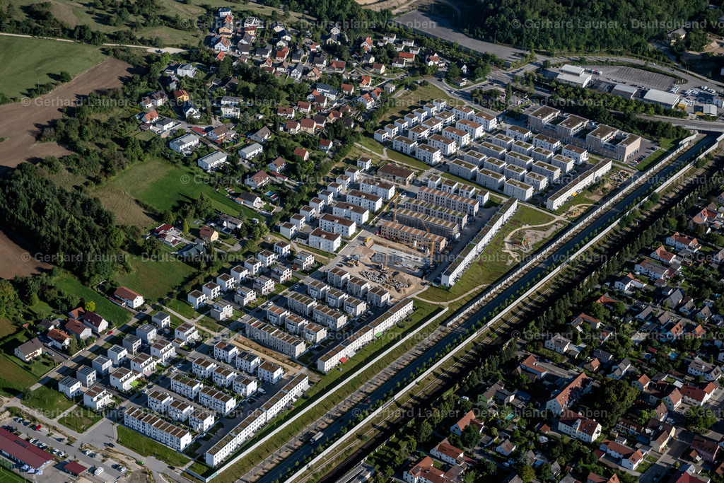4050918 | REGENSBURG 03.09.2021 Baustelle zum Neubau einer Mehrfamilienhaus- Wohnanlage "Wohnen in den Obstgärten" zwischen Glashüttenstraße und Pilsen Allee im Ortsteil Brandlberg in Regensburg im Bundesland Bayern, Deutschland. Weiterführende Informationen bei: Haueißen &amp; Kinskofer Projektentwicklungs GmbH,  PLUTA Rechtsanwalts GmbH,  Silberberg Holding GmbH,  WITTMANN ARCHITEKTURBÜRO. // Construction site to build a new multi-family residential complex "Wohnen in den Obstgaerten" between Glashuettenstrasse and Pilsen Allee in the district Brandlberg in Regensburg in the state Bavaria, Germany. Further information at: Haueissen &amp; Kinskofer Projektentwicklungs GmbH,  PLUTA Rechtsanwalts GmbH,  Silberberg Holding GmbH,  WITTMANN ARCHITEKTURBUeRO. Foto: Gerhard Launer