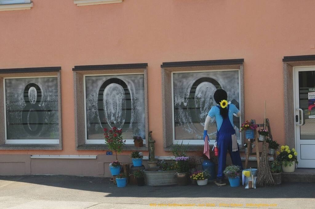 Geißmannsdorf-2026-Ortsbilder-004 | Geißmannsdorf bei Bischofswerda im Sommer 2026. Ein fotografischer Streifzug durch das Dorf Geißmannsdorf, mit Gebäuden, Straßen, Strohpuppen und geschmückten Vorgärten und Grundstücken anlässlich der 800-Jahr-Feier von Geißmannsdorf im Juni 2026 - Realisiert mit Pictrs.com