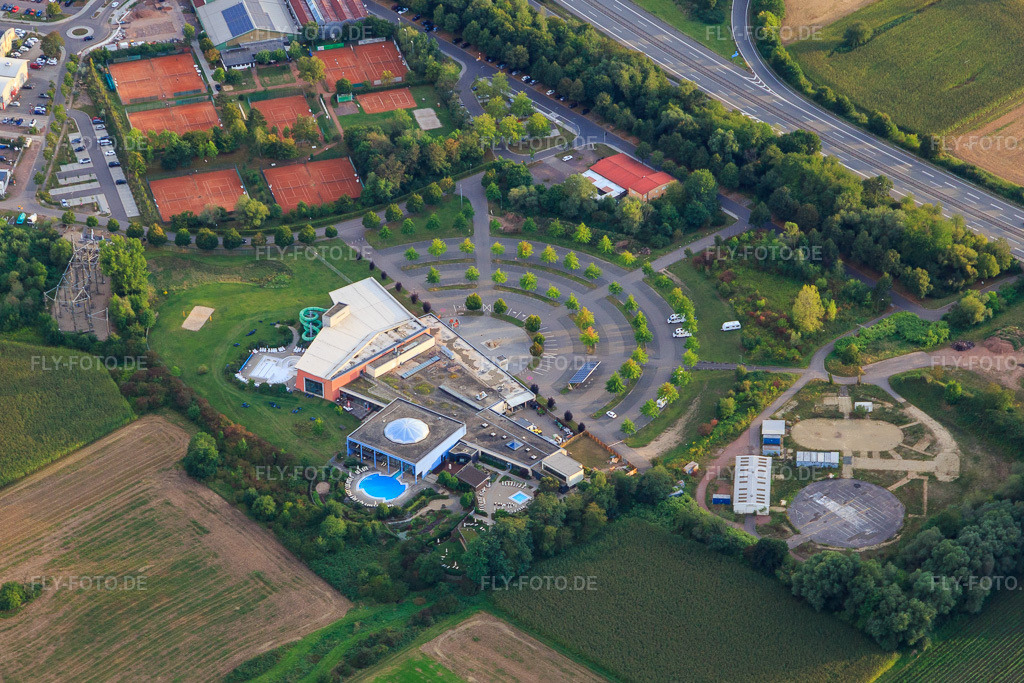 Luftbild: Das Bad Merzig mit Wohnmobilstellplatz und Musik & Theater Saar GmbH im Ortsteil Hilbringen in Merzig im Bundesland Saarland in Deutschland. – Foto: IMG_149559.jpg vom 05.09.2025 durch Werner Riehm/FLY-FOTO.de – Auflösung des Originals: 4718 x 3145 px – Das Bad Merzig: Kein Bad wie jedes Andere – Musik und Theater Saar GmbH - Musik und Theater Saar GmbH