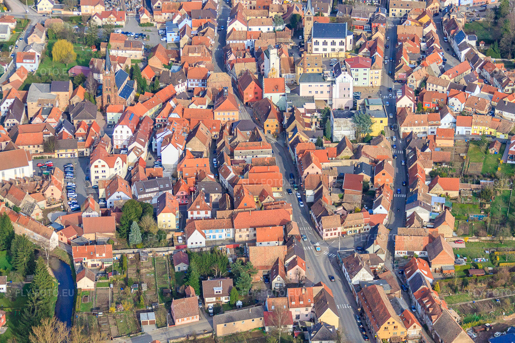 Vue aérienne: Centre-ville avec l'église Saints Pierre et Paul de Pfaffenhoffen et l'église protestante de Pfaffenhoffen-Niedermodern à Val-de-Moder dans le département Bas Rhin, France – .Photo: IMG_38640.jpg prise le 20/03/2011 par Werner Riehm/FLY-FOTO.eu – Résolution de l'original: 4752 x 3168 px