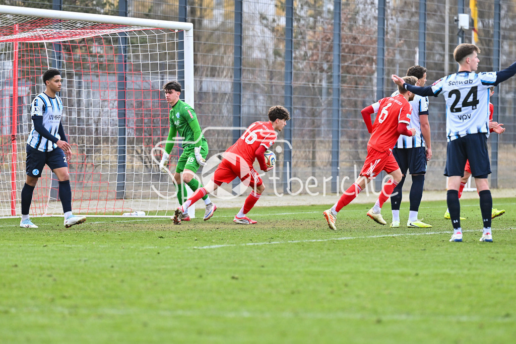 FC Bayern Amateure - Stuttgarter Kickers | MUNICH, GERMANY - 07. FEBRUARY: Die Bayern in Person von David SANTOS DAIBER (FC Bayern München II 16) holen nach dem Anschlusstreffer zum 1-3 den BAll aus dem Tor / Tor / Torschuetze / Freude / Happy während dem Testspiel zwischen den Amateuren des FC Bayern und den Stuttgarter Kickers am FC Bayern Campus