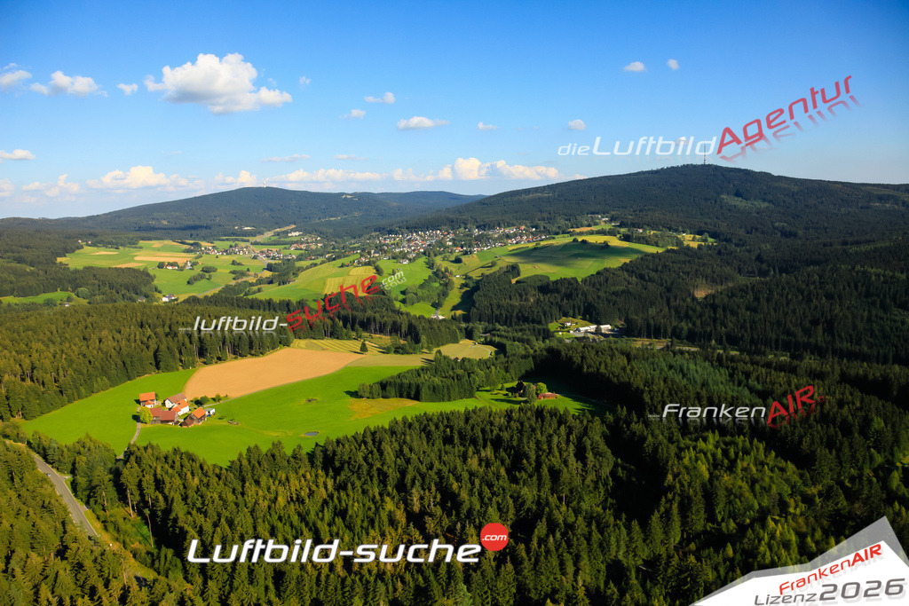 Die Luftaufnahme der Stadt Bischofsgruen wurde vom UL-Flugzeug heraus erstellt ( keine Drohne )- hohe Auflösung für beste Qualität