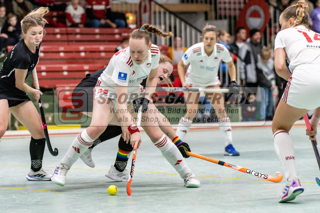 SFE_20250112_0116 | Köln, Deutschland, 12.01.2025:  ßHockey 1. Bundesliga Damen Rot-Weiss Köln - Schwarz-Weiß Köln im KTHC Stadion Rot-Weiss Köln Tennis and Hockey Club am 12.01.2025 in Köln, Deutschland. (Foto von Stephan Fehrmann)Köln, Germany, 12.01.2025: ßHockey 1. Bundesliga Damen Rot-Weiss Köln - Schwarz-Weiß Köln in KTHC Stadion Rot-Weiss Köln Tennis and Hockey Club at 12.01.2025 in Köln, Deutschland. (Foto from Stephan Fehrmann)
