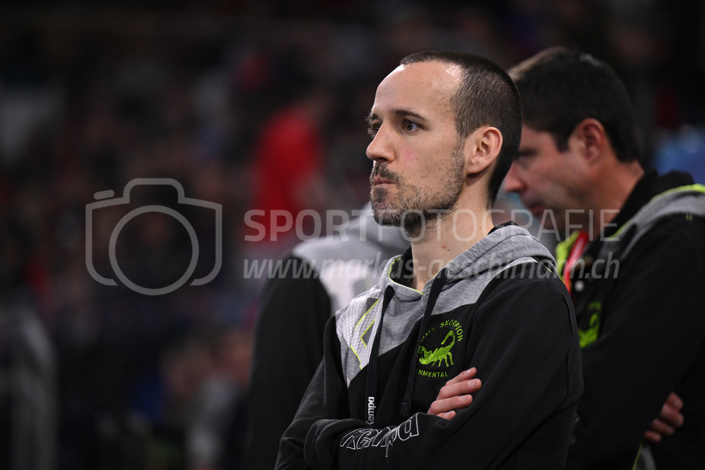Kloten-Dietlikon Jets vs Skorpion Emmental Zollbrück - 15. April 2023 | 15.04.2023, Kloten, stimo arena, Swiss Unihockey Superfinal Frauen: Kloten-Dietlikon Jets - UHV Skorpion Emmental, Enttäuschter Headcoach Lukas Schüepp (Skorpion Emmental Zollbrück). - Realisiert mit Pictrs.com