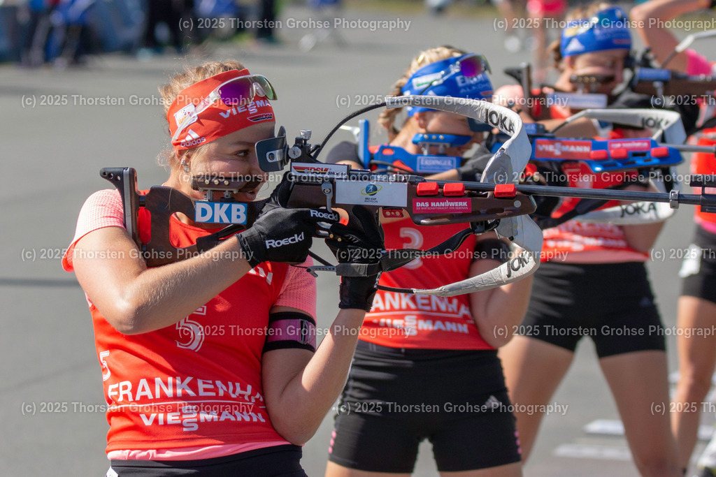 Deutsche Meisterschaften Biathlon 2018 | Deutsche Meisterschaften Biathlon 2018, Massenstart Frauen am 15.09.2018 in der DKB SKI ARENA in Oberhof, (Deutschland)

Bild: Franziska Preuss vom SC Haag / Zoll (3),
Luise Kummer vom SV Frankenhain / BwO (5) - Realisiert mit Pictrs.com