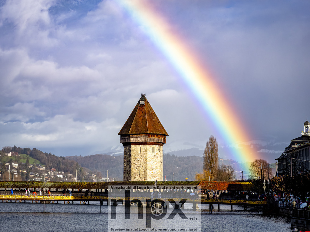 Regenbogen während Chendermonster 2026 | Stimmungsvolle Fotokunst aus Luzern. Erlebe den Pilatus, den See und die Stadt Luzern in exklusiven Aufnahmen in der Fotogalerie & Shop. - Realisiert mit Pictrs.com