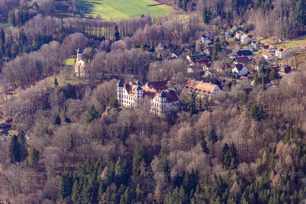 Luftbild: Schloß und Kapelle Maria unbefleckte Empfängnis in Eurasburg im Bundesland Bayern in Deutschland. Foto: IMG_139432.jpg vom 27.12.2023 durch Werner Riehm/FLY-FOTO.de