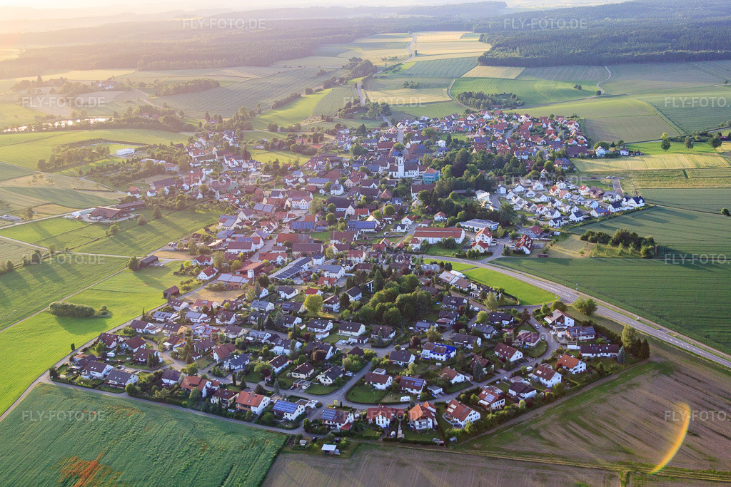 Luftbild: Dorfansicht aus Südosten im Ortsteil Stafflangen in Biberach im Bundesland Baden-Württemberg in Deutschland. Foto: IMG_67455.jpg vom 08.06.2014 durch Werner Riehm/FLY-FOTO.de
