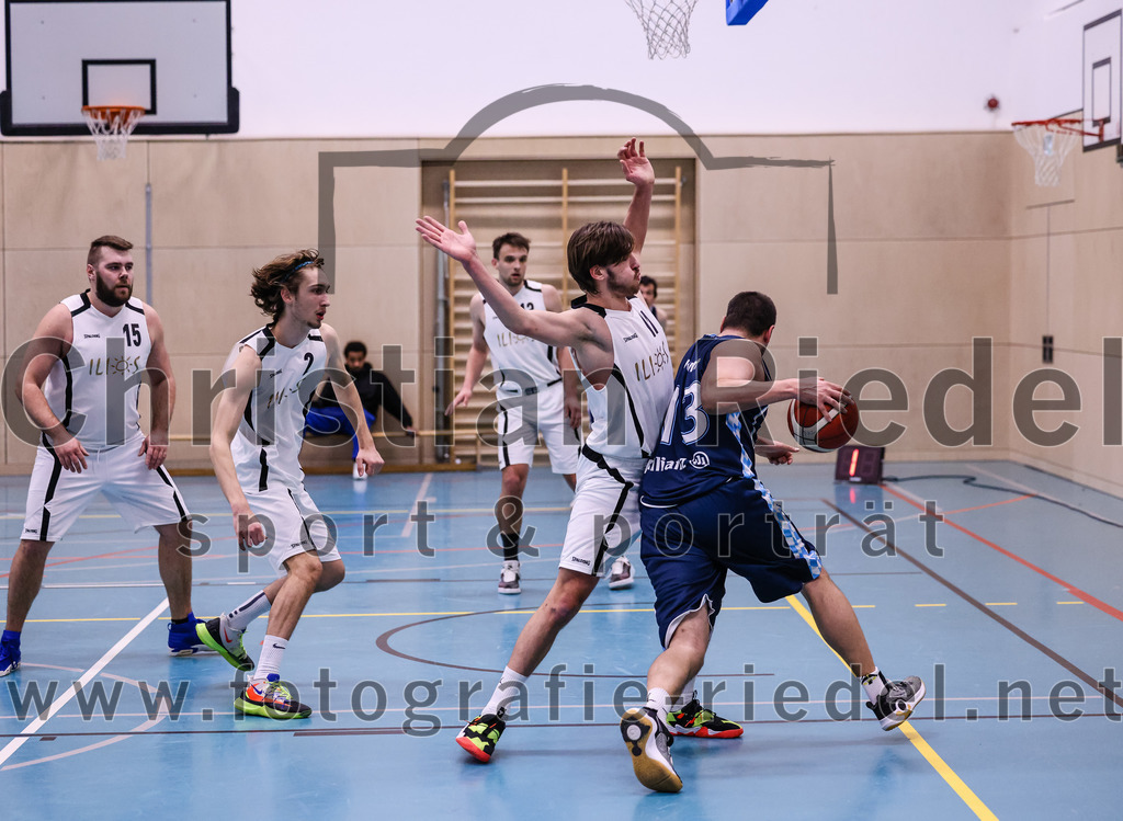 2022-04-03_050_TSV_Vaterstetten_gegen_SV_Weissblau-Allianz_Muenchen | Vaterstetten, Deutschland, 03.04.2022:
Basketball, Bezirksoberliga Herren 2021 / 2022, 14. Spieltag, TSV Vaterstetten gegen SV Weißblau-Allianz München, Endergebnis: 86:54

Mathias Furtmair (TSV Vaterstetten, #15), Lionel Winter (TSV Vaterstetten, #2), Konstantin Huber (TSV Vaterstetten, #13), Finn Liebig (TSV Vaterstetten, #11), Peter Fabian Klemm (SV Weißblau-Allianz München, #13)

Foto: Christian Riedel / fotografie-riedel.net