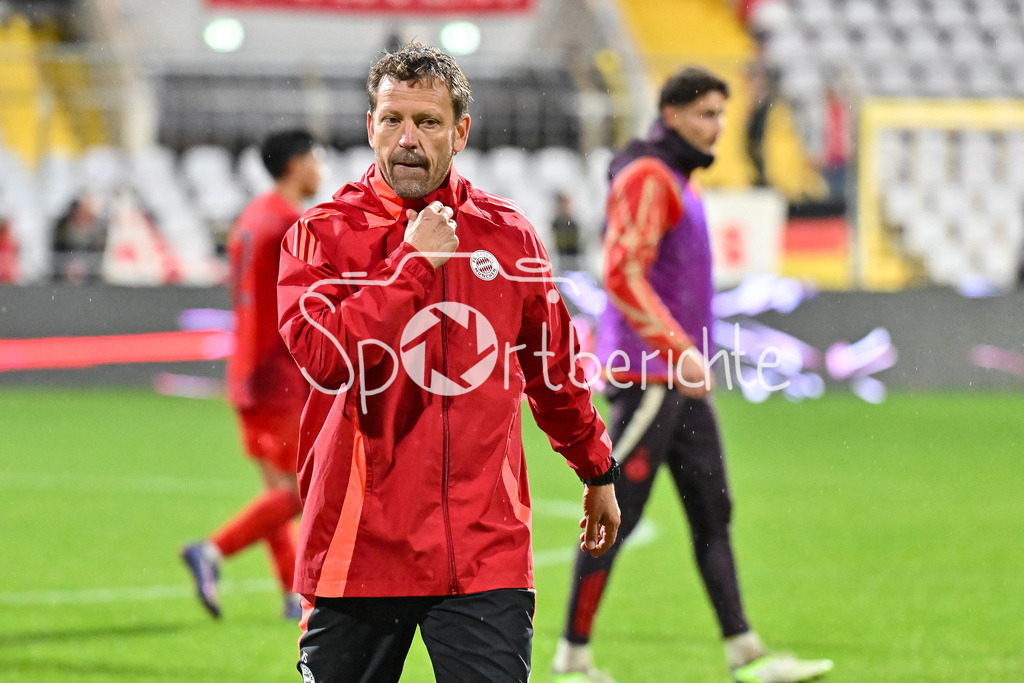 FC Bayern Amateure - TSV Buchbach | ein bedienter Holger SEITZ Cheftrainer FC Bayern München II auf dem Weg in die Kabine / Regionalliga Bayern: FC Bayern München II - TSV Buchbach, Gruenwalder Stadion am 27.09.2024