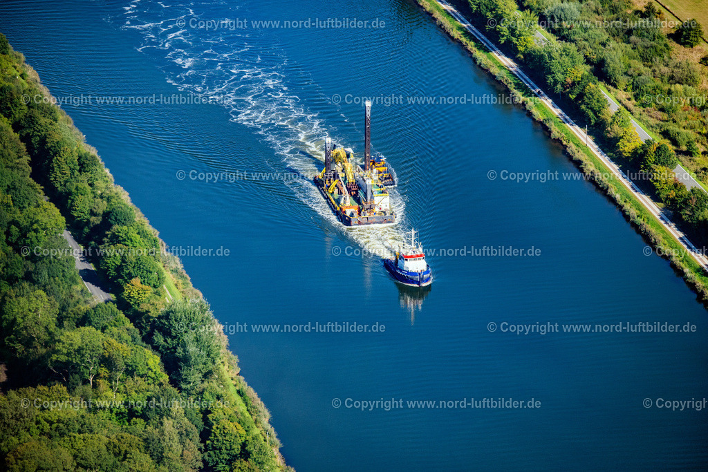 Schlepper_Duchess_Offshore_Ponton_Boskalis_Nord_Ostsee_Kanal_ELS_3114200922 | HöRSTEN 20.09.2022 Schlepper mit Ponton " Schlepper Duchess " " Offshore Ponton Boskalis " auf dem Nord-Ostsee-Kanal in Hörsten im Bundesland Schleswig-Holstein, Deutschland. Weiterführende Informationen bei:  // Tugboat with pontoon "Tugboat Duchess" "Offshore Ponton Boskalis" on the Kiel Canal in Hoersten in the state Schleswig-Holstein, Germany. Further information at: Foto: Martin Elsen