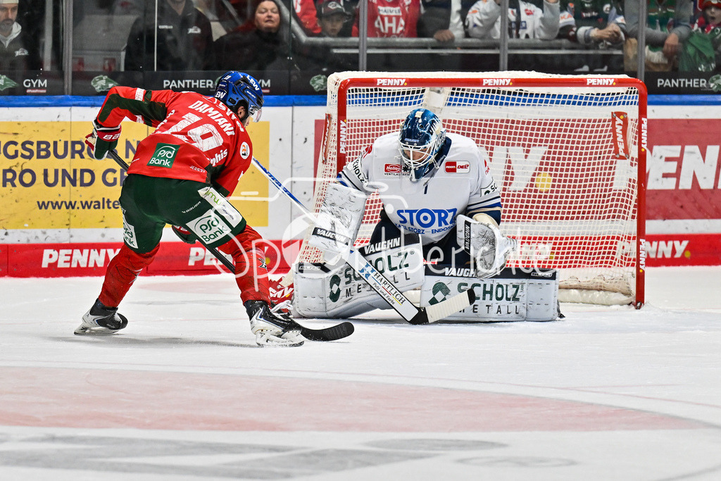 Augsburger Panther - Schwenninger Wild Wings | AuGSBURG, DEUTSCHLAND - 2. NOVEMBER: in dieser Szene trifft Riley DAMIANI (Augsburger Panther 19) zum 5-1 für Augsburg beim Ligaspiel zwischen den Augsburger Panthern und den Schwenninger Wild Wings am 17. Spieltag der Penny DEL im Curt Frenzel Stadion am 02.11.2025