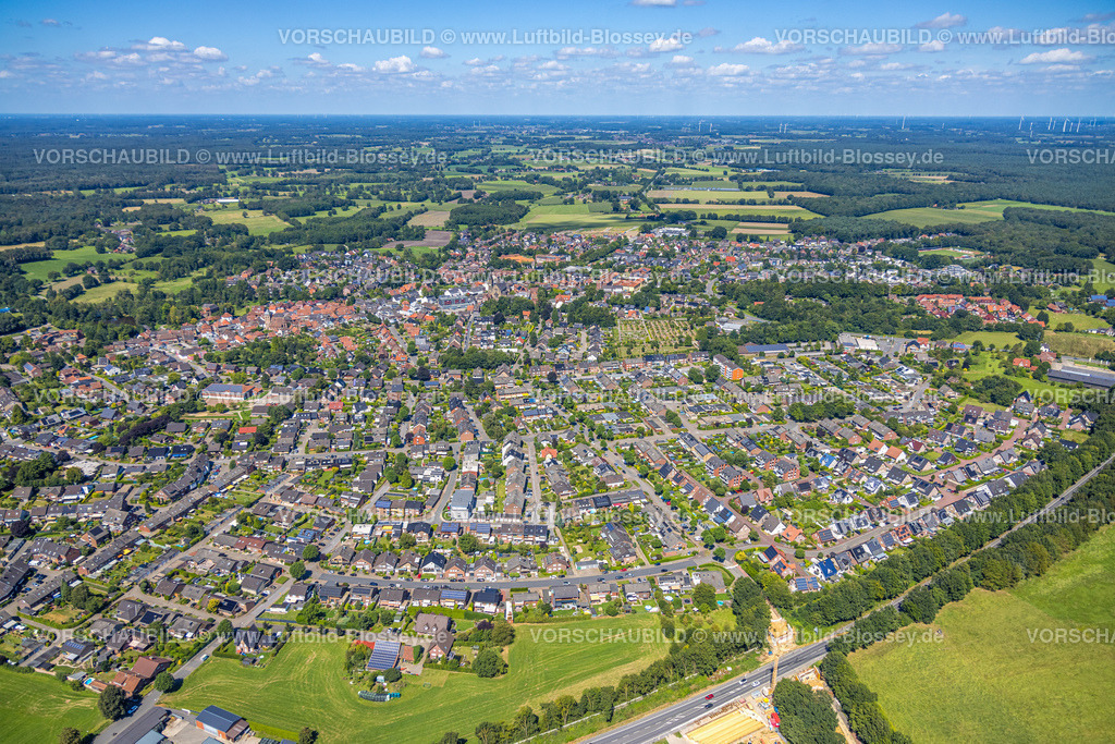 Schermbeck240801958 | Luftbild, Ortsansicht Wohngebiet Ortsteil Altschermbeck, Bundesstraße B58 entlang des Ortes, Fernsicht und blauer Himmel mit Wolken, Schermbeck, Ruhrgebiet, Nordrhein-Westfalen, Deutschland
