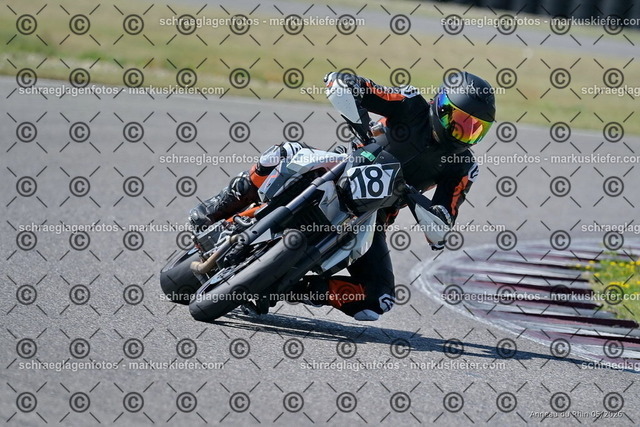 26BT02-0931 | markuskiefer.com - Realisiert mit Pictrs.com