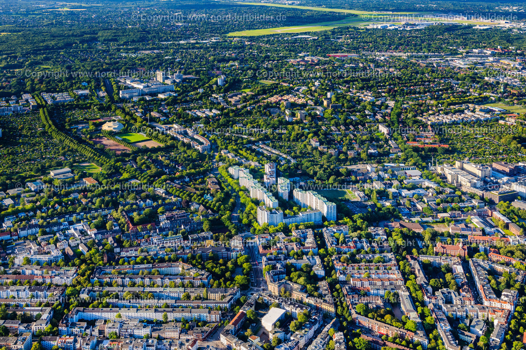 Hamburg_Eimsbüttel_Lenzweg_Wohngebiet_ELS_2571090823 | HAMBURG 09.08.2023 Hochhäuser im Wohngebiet einer industriell gefertigten Plattenbau- Siedlung Lenzsiedlung am Lenzweg im Ortsteil Stellingen in Hamburg, Deutschland. // Skyscrapers in the residential area of industrially manufactured settlement Lenzsiedlung on Lenzweg in the district Stellingen in Hamburg, Germany. Foto: Martin Elsen