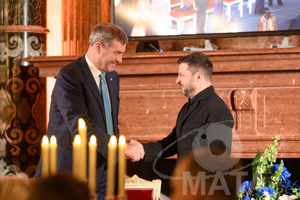 _DWI5542 | Politiker Wolodymyr Selenskyj, Präsident der Ukraine und Bayerns Ministerpräsident Markus Söder (CSU) in der Münchner Residenz bei der Verleihung des Ewald-von-Kleist-Preises. Der diesjährige Ewald-von-Kleist-Preis wird am Rande der Münchner Sicherheitskonferenz 2026 an das ukrainische Volk vergeben. München, 14.02.2026 Bayern Deutschland - Realisiert mit Pictrs.com