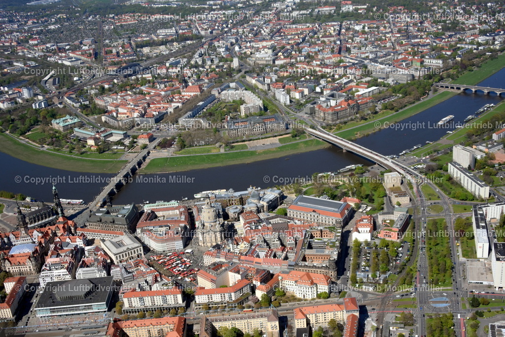 Dresden | Das Luftbild zeigt den Blick auf die Stadt Dresden mit der Elbe und den Brücken. Rechts im Bild ist noch die Carola-Brücke zu sehen. - Realisiert mit Pictrs.com