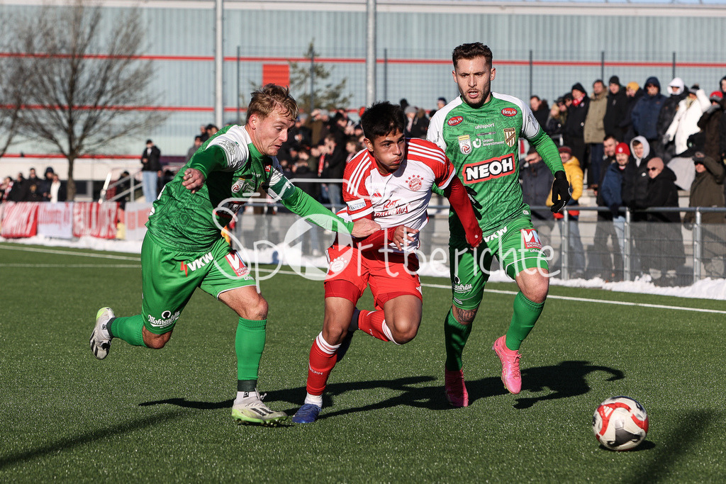 FC Bayern Amateure - SC Austria Lustenau | GMEINER (SCA #7) im Duell mit Matteo PEREZ VINLOEF (FCB #3) /Zweikampf