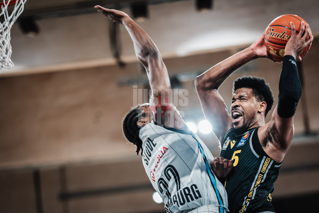 Basketball | Männer | Saison 2024/2025 | easyCredit Basketball Bundesliga | 12. Spieltag | Veolia Towers Hamburg vs. MHP Riesen Ludwigsburg | 21.12.2024 | v.l. Jonathan Stove (#22, Veolia Towers Hamburg) und Justin Simon (#5, MHP Riesen Ludwigsburg)