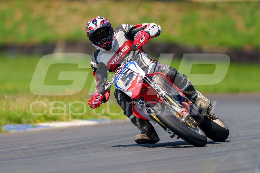 G-Cup + Supermoto Staatsmeisterschaft + Hungarian Supermoto Championship | GRIPcapture steht für authentische Sportfotografie in Österreich – für Momente, die mehr sind als Geschwindigkeit oder Ergebnis. Es geht um Emotion, Spannung, Fokus und den Augenblick, der oft nur einen Wimpernschlag dauert.Ob Motorsport, Teamsport oder 