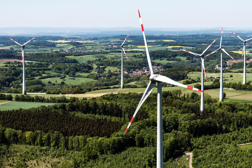 dr__dsc9377.jpg | FELDATAL 08.05.2018 Windenergieanlagen ( WEA ) - Windrad- in einem Wald- und Forstgebiet in Feldatal im Bundesland Hessen, Deutschland. // Wind turbine windmills (WEA) in a forest area in Feldatal in the state Hesse, Germany. Foto: Daniel Reiter