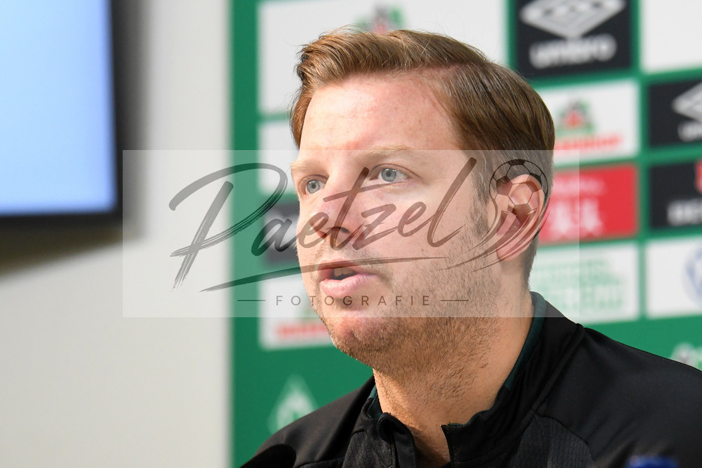 20200303_PKWBRE_0019 | Fussball, Herren: Trainer Florian Kohfeldt (SV Werder Bremen) schaut waehrend der Pressekonferenz des SV Werder Bremen im Presseraum des wohninvest Weserstadion am 03.03.2020 in Bremen, Deutschland. - Realisiert mit Pictrs.com