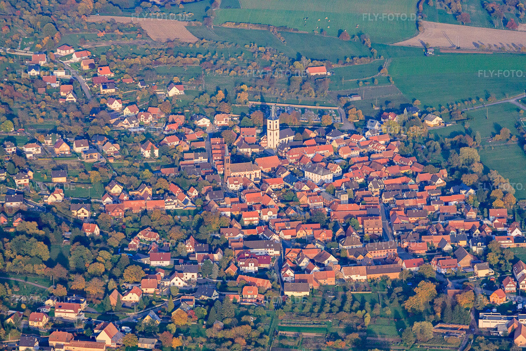 Luftbild: Église protestante de Goersdorf in Gœrsdorf im Bundesland Bas-Rhin in Frankreich. – Foto: IMG_54208.jpg vom 21.10.2012 durch Werner Riehm/FLY-FOTO.de – Auflösung des Originals: 4752 x 3168 px