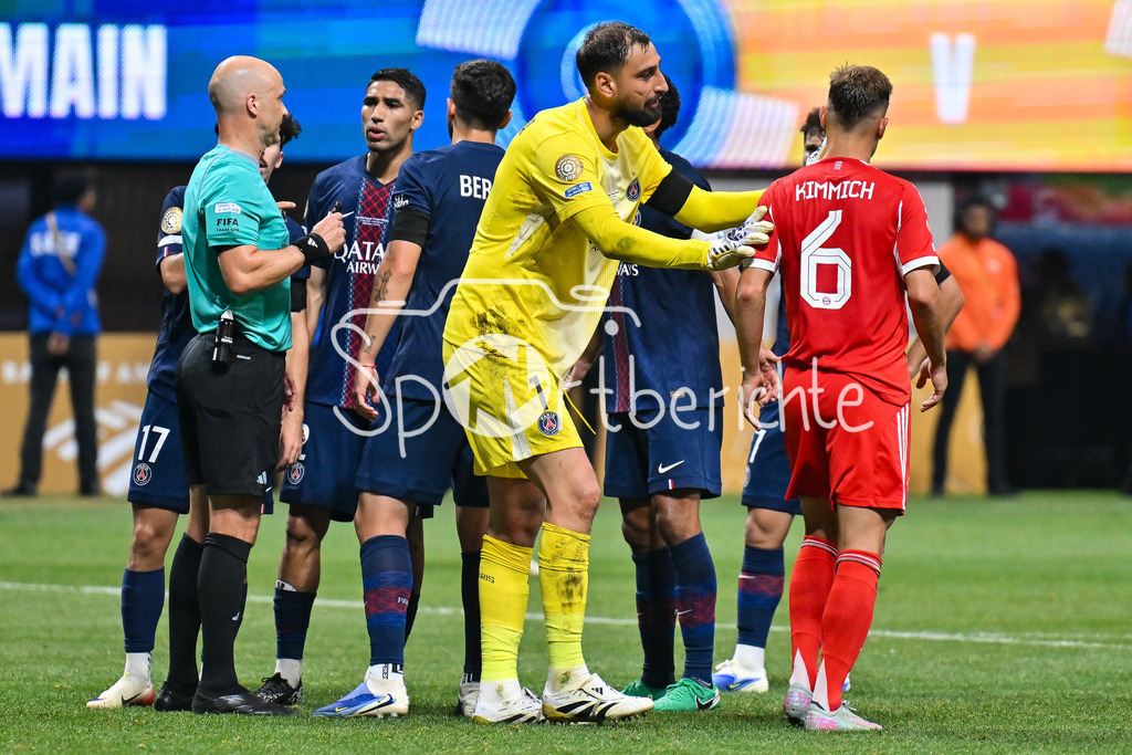 Paris Saint Germain - FC Bayern München | viel Diskussionen zum Ende des Spieles - hier reklamiert Joshua KIMMICH (FC Bayern Muenchen 6) / FIFA Club World Cup: Paris Saint Germain - FC Bayern Muenchen, Mercedes Benz Stadium am 05.07.2025 / NOT FOR SALE IN USA / Gianluigi DONNARUMMA (Paris SG 1)