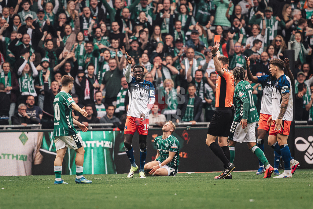 Fußball | Männer | Saison 2025/2026 | 1. Fußball-Bundesliga | 30. Spieltag | SV Werder Bremen vs. Hamburger SV | 18.04.2026 | Schiedsrichter Florian Exner rechts zeigt Bakery Jatta (#18, HSV) links die rote Karte