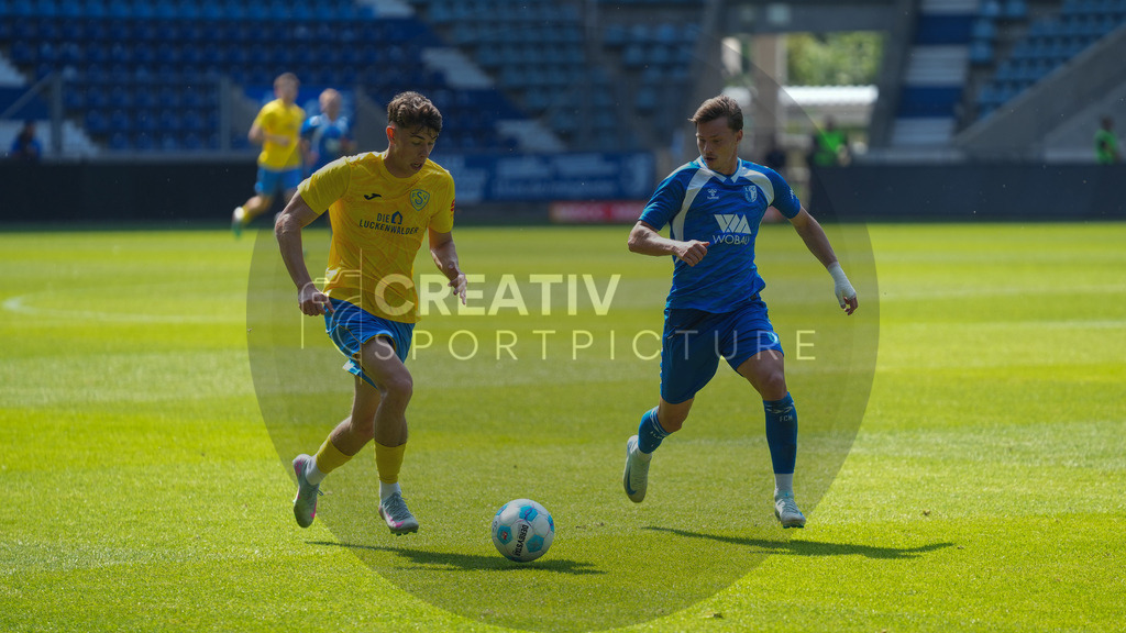 Fußball, Herren, Saison 2025/2026, Regionalliga Nordost, 3. Spieltag, 1.FC Magdeburg II vs. FSV 63 Luckenwalde, Samstag 09.08.2025, Avnet Arena Magdeburg | Fußball, Herren, Saison 2025/2026, Regionalliga Nordost, 3. Spieltag, 1.FC Magdeburg II vs. FSV 63 Luckenwalde, Samstag 09.08.2025, Avnet Arena Magdeburg, Im Bild: Tim Maciejewski (l. Luckenwalde) und Willi Kamm (r. Magdeburg) - Realisiert mit Pictrs.com