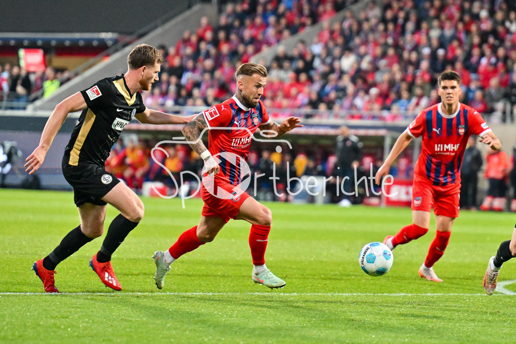 1. FC Heidenheim - SV Elversberg 07 | im Duell Florian Le JONCOUR (SV Elversberg 3) und Niklas DORSCH (Heidenheim 39) / Zweikampf / Relegation Bundesliga: 1. FC Heidenheim - SV Elversberg 07, Voith-Arena am 22.05.2025 / DFL REGULATIONS PROHIBIT ANY USE OF PHOTOGRAPHS AS IMAGE SEQUENCES AND/OR QUASI-VIDEO /
