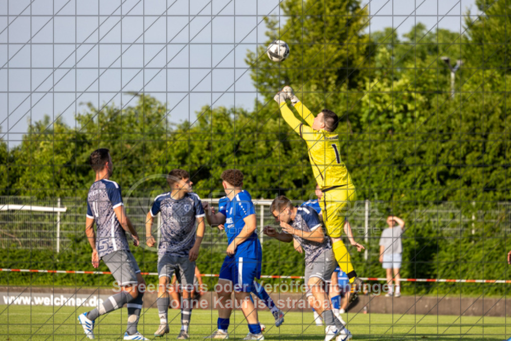20250618_192331_0232 | #,SG Erkenbrechtsweiler-Hochwang (blau) vs. TSV Berkheim (grau), Fußball, Entscheidungsspiel 2 in Bezirksliga - Bezirk Neckar/Fils, Saison 2024/2025, Rasenplatz, Erlengarten 37, 73087 Bad Boll, 18.06.2025 - 18:30 Uhr,Foto: PhotoPeet-Sportfotografie/Peter Harich
