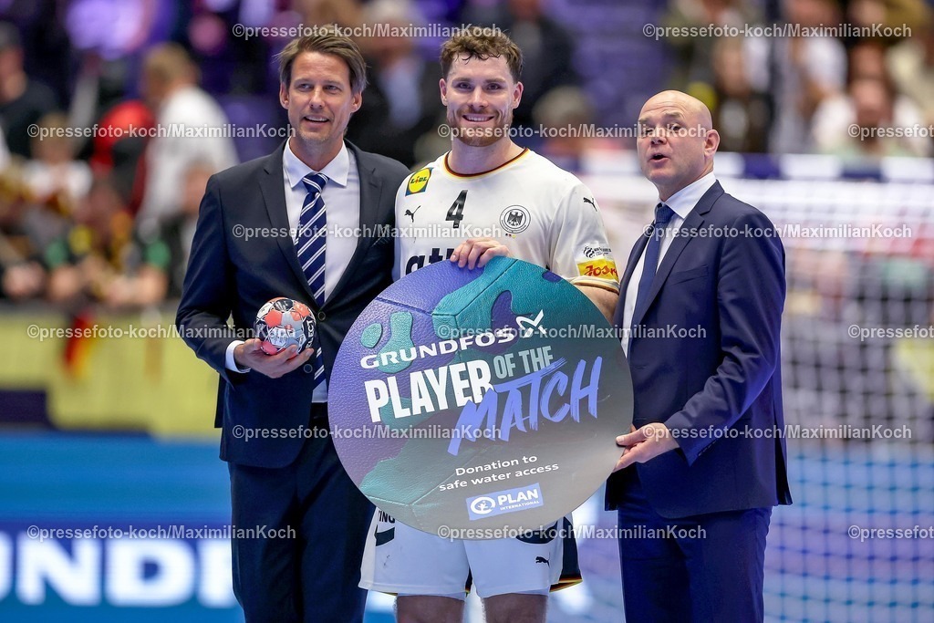 EHF15012602107 | 15.01.2026, Handball, Men's EHF EURO 2026, Deutschland - Östereich, Jyske Bank Boxen in Herning, Dänemark, Preliminary Round: Jubel nach dem Sieg der deutschen Mannschaft.  Johannes Golla (Germany #04) Player of the Match Ehrung Auszeichnung POM