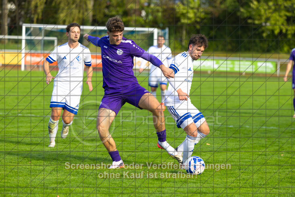 20261010_154200_0579_(c)_by_PhotoPeet | Kevin Gromer (1.FC Eislingen #22)1.FC Eislingen (weiß) vs. TSV Bernhausen (lila), Fussball, Landesliga 2 - wfv, 11. Spieltag, Saison 2026/2027, Rasenplatz, Eichbachstation, Haldenstraße, 73054 Eislingen, 10.10.2026 - 15:30 Uhr,Foto: PhotoPeet / Sport- &amp; Eventfotografie / Peter Harich