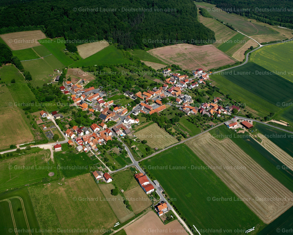 2634023 | ROHRBERG 09.06.2006 Landwirtschaftliche Nutzflächen und Feldgrenzen  umsäumen das Siedlungsgebiet des Dorfes in Rohrberg im Bundesland Thüringen, Deutschland // Agricultural land and field boundaries surround the settlement area of the village  in Rohrberg in the state Thuringia, Germany Foto: Gerhard Launer