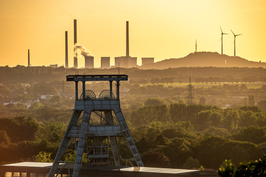 JT-220615 | EON Steinkohlekraftwerk Scholven, Gelsenkirchen,hinten,  vorne das Doppelbock Fördergerüst des stillgelegten Bergwerks Ewald in Herten, NRW, Deutschland - Realisiert mit Pictrs.com