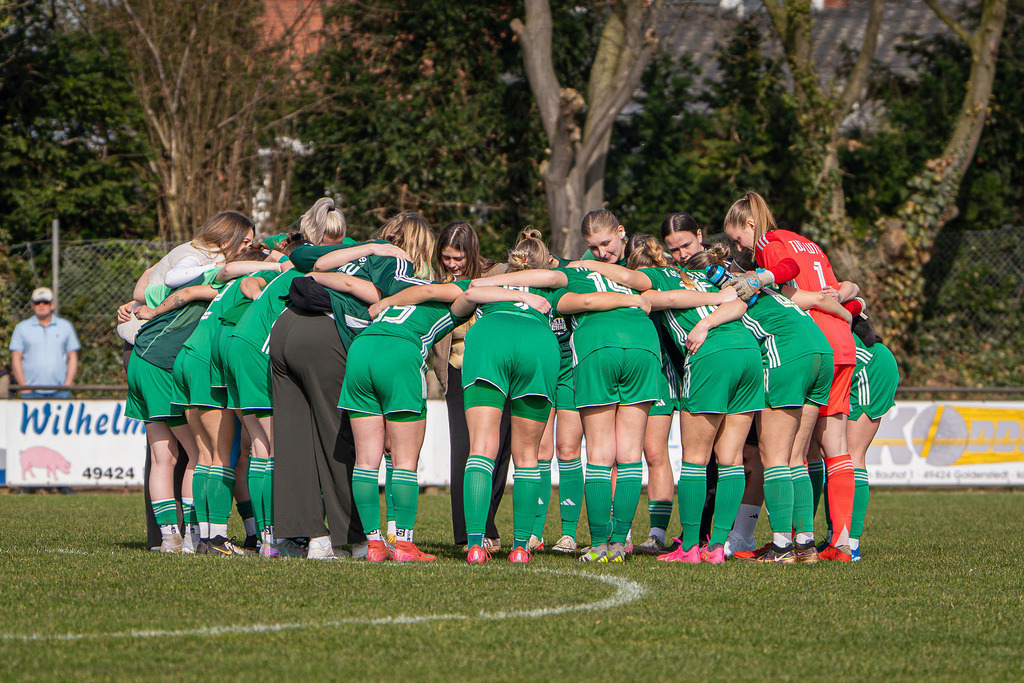 Fußball I Frauen I Saison 2025-2026 I Oberliga Niedersachsen I 15. Spieltag I TuS Lutten - FC Jesteburg-Bendestorf I 6572 | jns.sportfotos - Realisiert mit Pictrs.com