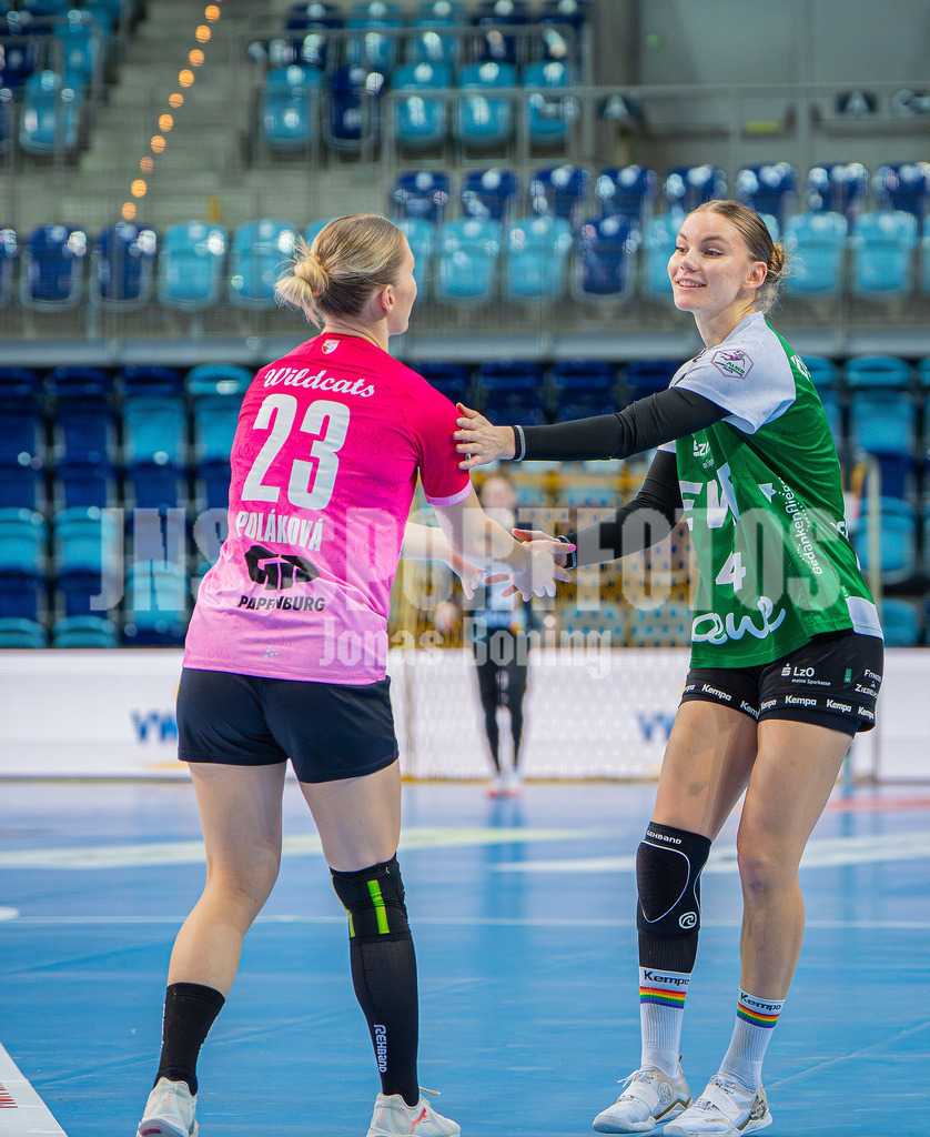 Handball I Frauen I Saison 2025-2026 I 1. HBF I 15. Spieltag I VFL Oldenburg - SV Union Halle-Neustadt 0019 | Marie Polakova (23, SV Union Halle-Neustadt) und Toni-Luisa Reinemann (4, VfL Oldenburg) auf ein gutes Spiel - Realisiert mit Pictrs.com
