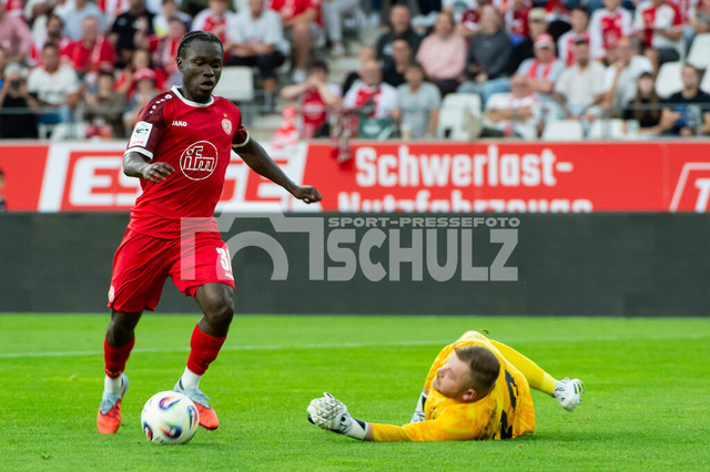 20250827schulz088 | 27.08.2025 Fußball: Niederrheinpokal 1. Runde Rot-Weiss Essen - SV Solingen 08/10, Kelsey Owusu Aninkorah-Meisel (Rot-Weiss Essen,No.30) umspielt Robin Wacholder (SV Solingen,No.24) und trifft zum 4:0 im Stadion an der Hafenstraße - Realisiert mit Pictrs.com