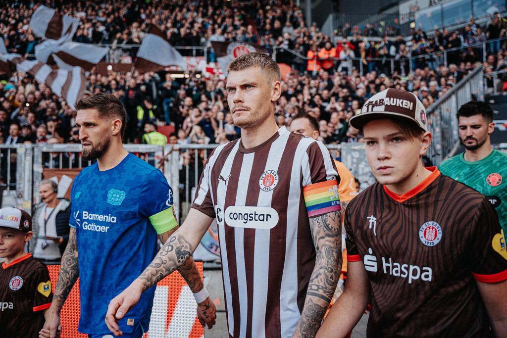 FCP03809 | Der offizielle Shop für FC St. Pauli Fotos. Wähle aus Spielszenen & Fanmomenten dein FCSP Wunschformat. Wir liefern Millerntor-Atmosphäre.