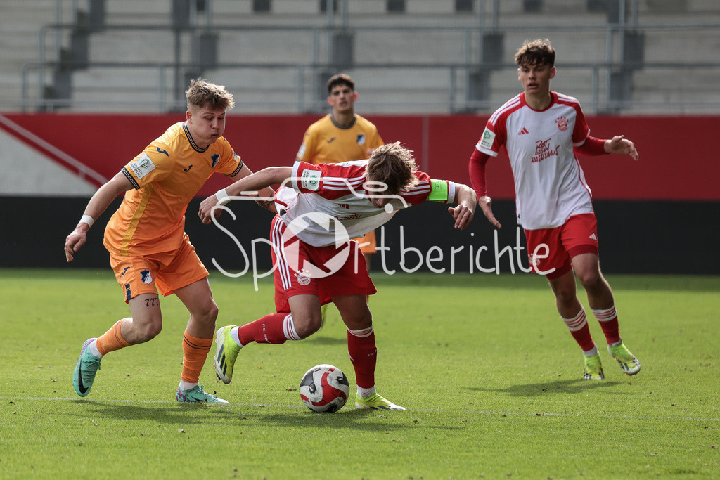 FC Bayern München U19 - TSG 1899 Hoffenheim U19 | Dennis ARNST (TSG #12) im Duell mit Maximilian HENNING (FCB #3) / Zweikampf