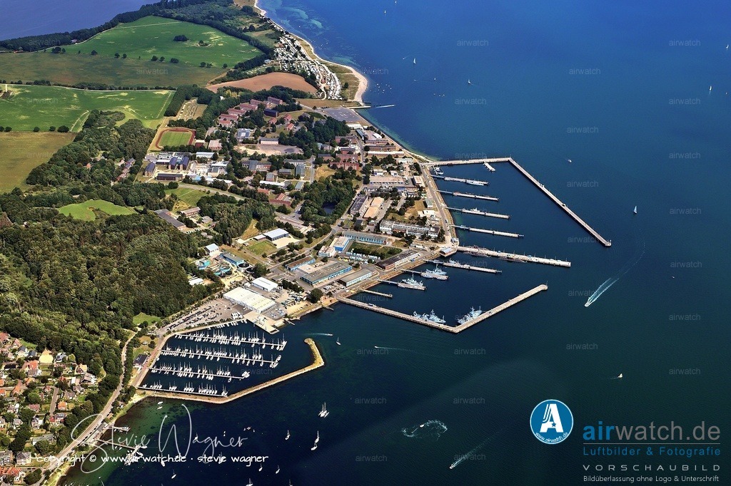 Luftbild Eckernförde - Der Standort wurde am 1. Juli 1985 offiziell zum Marinestützpunkt  | Der Standort wurde am 1. Juli 1985 offiziell zum Marinestützpunkt Eckernförde, nachdem er zuvor als Außenstelle des Marinestützpunktkommandos Kiel geführt wurde. Seit 2003 ist das Marinestützpunktkommando Eckernförde eine eigenständige Dienststelle, das der Einsatzflottille 1 in Kiel unterstellt ist.