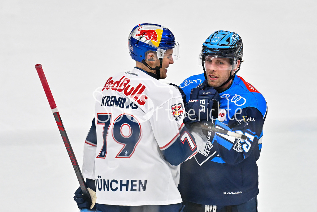 ERC Ingolstadt - EHC RB München | INGOLSTADT, GERMANY - 27. MAERZ: Leon HÜTTL (ERC Ingolstadt 25) und Philipp KRENING (RB München 79) haben sich was zu sagen / Fight / Kampf während dem Match zwischen dem ERC Ingolstadt und dem EHC RB München bei Spiel 2 des DEL Playoff Viertelfinales in der Saturn Arena