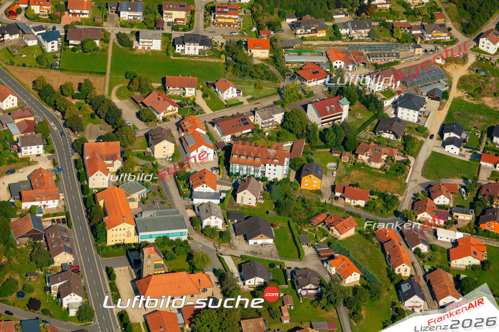 Das Luftbild zeigt : Windischbergerdorf Cham - Die Luftaufnahme wurde 2024 vom UL-Flugzeug aus erstellt ( keine Drohne ) - Hochauflösende Luftaufnahme - Für grossformatige Ausdrucke geeignet. Die Geschenkidee !Mit Lizenz und Bildrechte bestellbar