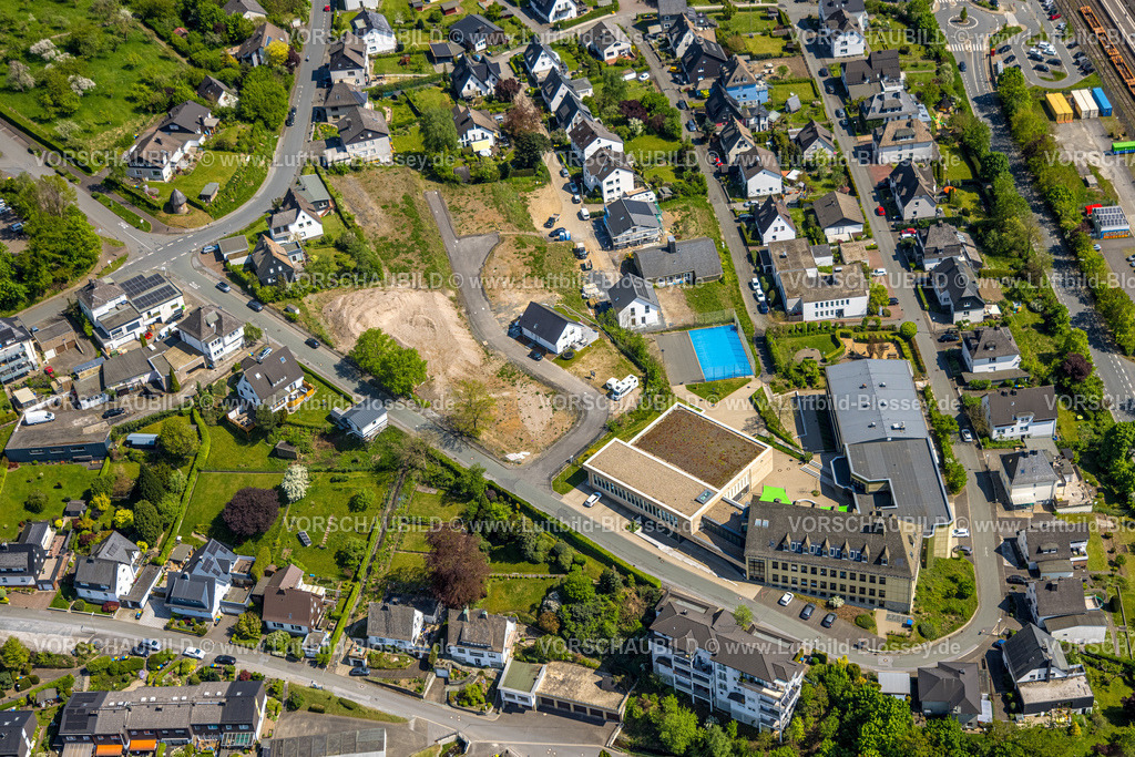 Meschede240505891 | Luftbild, St. Walburga-Realschule, An Klocken Kapelle, Baugebiet und Wohngebiet, Meschede-Stadt, Meschede, Sauerland, Nordrhein-Westfalen, Deutschland
