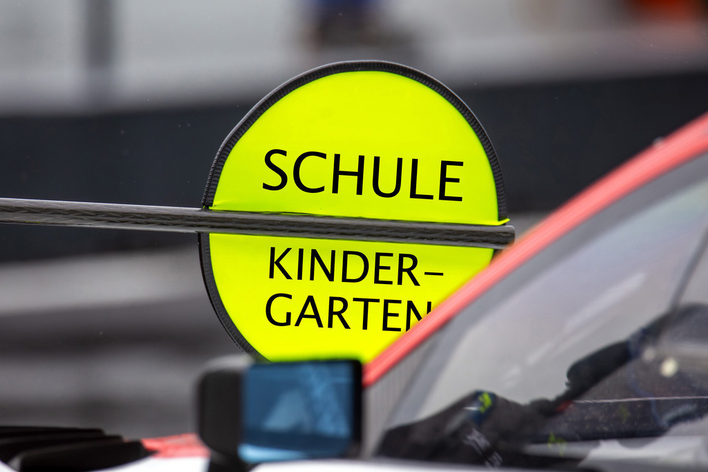 Schule Kindergarten Symbolbild: Lollipop beim Motorsport mit geändertem Text KINDERGARTEN / SCHULE | Schule Kindergarten Symbolbild: Lollipop beim Motorsport mit geändertem Text KINDERGARTEN / SCHULE - Realisiert mit Pictrs.com