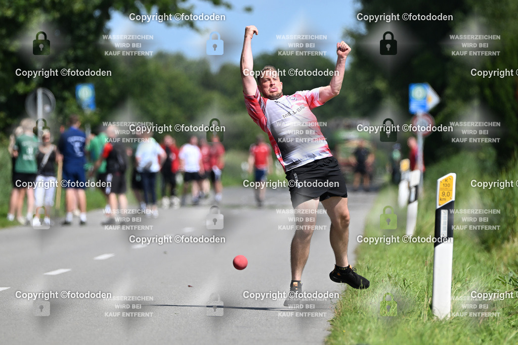 DSC_1044 | Martin Siebolds (Burhafe) warf mit Björn Warfsmann zusammen. Als Bahnanweiser war Martins Vater Dieter Siebolds dabei.