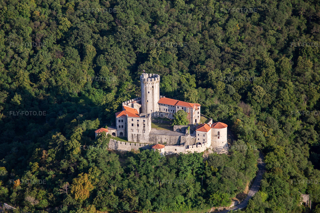 Luftbild: Burg / Grad Rihemberk im Ortsteil Branik in Nova Gorica im Bundesland Slowenien in Slowenien. – Foto: IMG_137485.jpg vom 14.07.2023 durch Werner Riehm/FLY-FOTO.de – Auflösung des Originals: 5222 x 3481 px – Domov - Grad Rihemberk