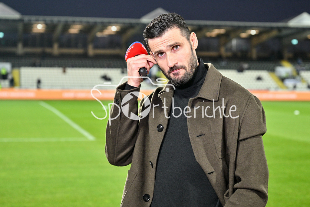 SSV Ulm 1846 Fussball - FC Schalke 04 | SKY Sport Experte Daniel CALIGIURI mit Mikrofon / Freisteller / Einzelfoto / 2. Bundesliga: SSV Ulm 1846 Fussball - FC Schalke 04, Donaustadion am 01.11.2024